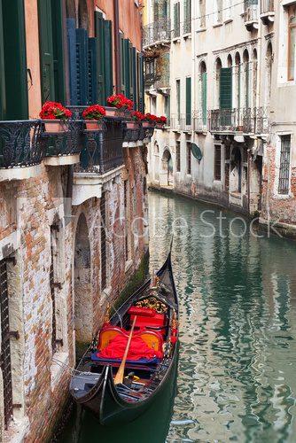 Fototapeta Backstreet kanał Wenecja z pustą gondolą