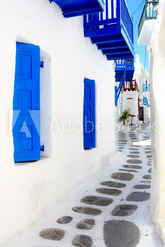Fototapeta biały umyte wąska ulica na wyspie Mykonos