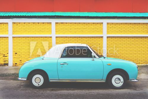 Fototapeta Boczny widok klasyczny samochód parkujący na ulicie w mieście - rocznika koloru skutka retro style
