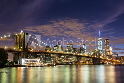 Fototapeta Brooklyn Bridge i Downtown Skyscrapers w Nowym Jorku o zmierzchu