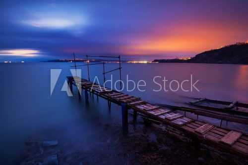 Fototapeta Długi czas ekspozycji krajobraz z jeziorem po zachodzie słońca