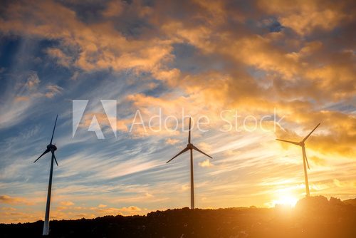 Fototapeta Farma wiatrowa w blasku słońca
