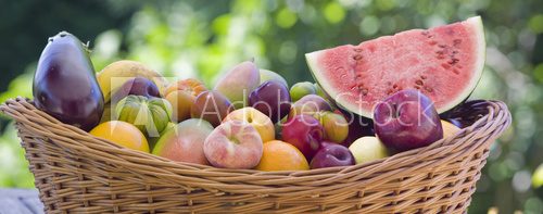 Fototapeta Kosz pełen owoców i warzyw