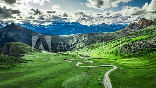 Fototapeta Kręta droga w Passo Giau i zielone Dolomity, widok z lotu ptaka