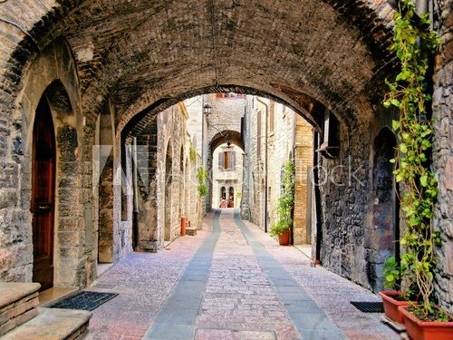 Fototapeta Łukowata średniowieczna ulica w miasteczku Assisi, Włochy