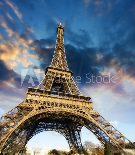 Fototapeta Piękna fotografia wieża eifla w Paryż z wspaniałym niebem c