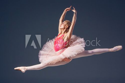 Fototapeta Piękny żeński baletniczy tancerz na szarym tle. Balerina