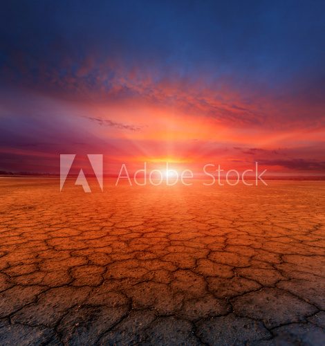 Fototapeta popękana ziemia i zachód słońca