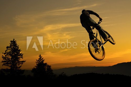 Fototapeta Rower górski kaskaderski przeciw ładnemu wschodowi słońca