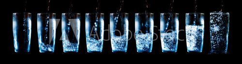 Fototapeta Rząd szklanek z wodą i lodem