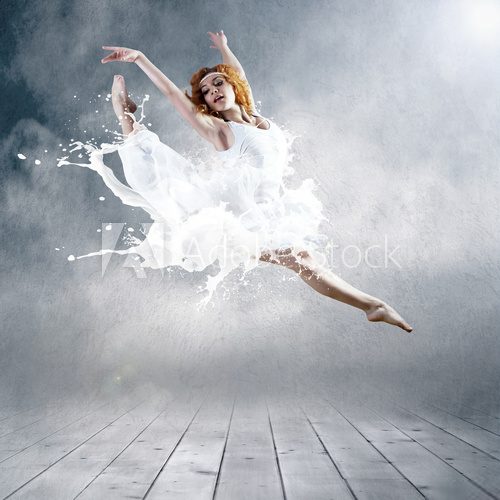 Fototapeta Skok baleriny z sukienką mleka