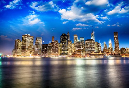 Fototapeta Spektakularny widok zachÃ³d sÅ,oÅ "ca dolnym Manhattan skyline z Brooklyn