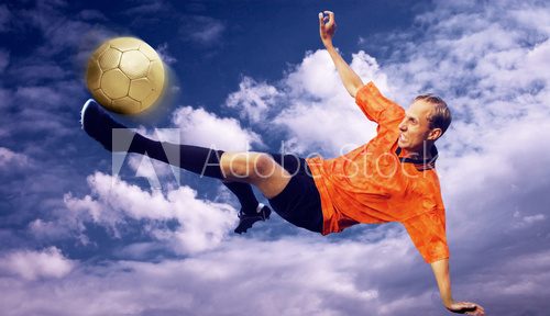 Fototapeta Strzelać gracz futbolu na niebie z chmurami