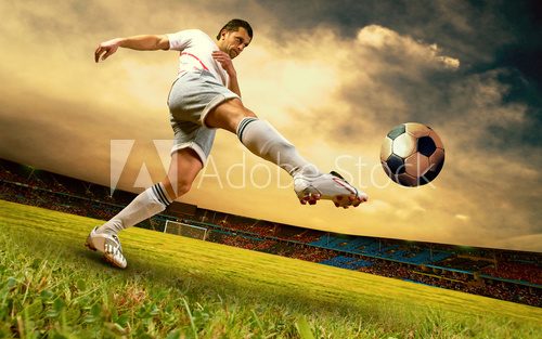 Fototapeta Szczęście gracz futbolu na polu olimpic stadium na wschodzie słońca