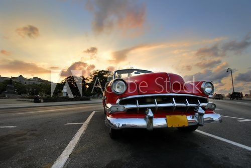 Obraz Czerwony samochód w Hawanie słońca