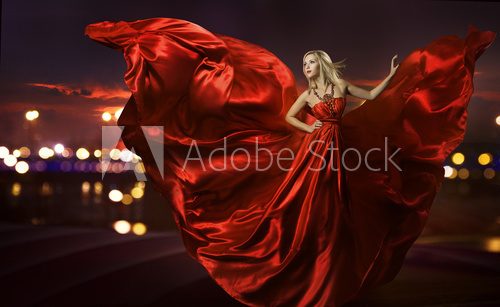 Obraz kobieta tańczy w jedwabnej sukni, artystyczny czerwony dmuchanie suknia macha