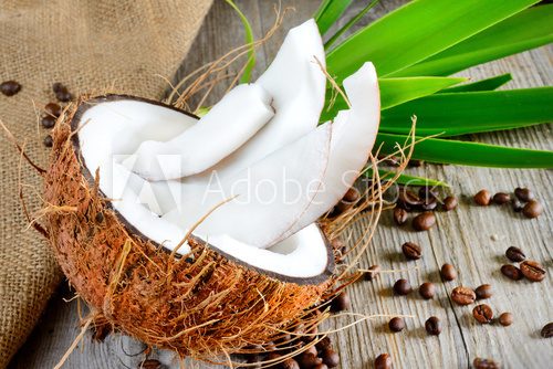 Obraz świeżego kokosa w plasterkach