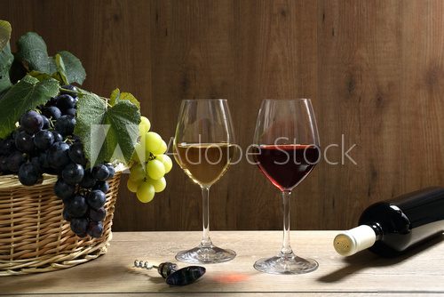 Obraz wino dwie szklanki na drewnianym stole