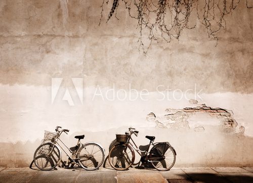 Obraz Włoscy starzy bicykle opiera przeciw ścianie