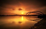 Fototapeta Curvy most w sylwetce przy wschodem słońca w Putrajaya, Malezja