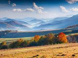 Fototapeta Kolorowa jesień panorama góry.