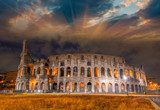 Fototapeta Piękny zachód słońca niebo kolory nad Koloseum w Rzymie. Roma - Colos