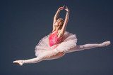 Fototapeta Piękny żeński baletniczy tancerz na szarym tle. Balerina