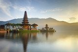 Fototapeta Świątynia Ulun Danu nad jeziorem Bratan, Bali, Indonezja