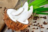 Obraz świeżego kokosa w plasterkach
