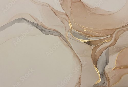 Fototapeta Abstrakcyjna beżowa sztuka ze złotem — różowe tło z brązowymi, pięknymi smugami i plamami wykonanymi tuszem alkoholowym i złotym pigmentem. Beżowa, płynna tekstura przypomina płatki, akwarelę lub akwarelę.