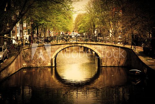 Fototapeta Amsterdam. Romantyczny most nad kanałem.
