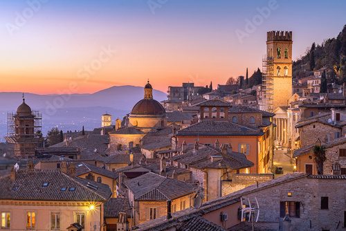 Fototapeta Asyż, Włochy, stare miasto na wzgórzu na dachu o zmierzchu