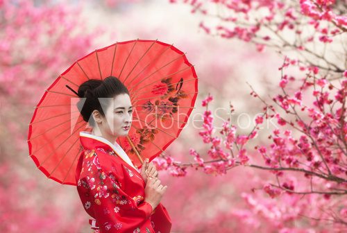 Fototapeta Azjata stylowy portret kobieta z czerwonym parasolem