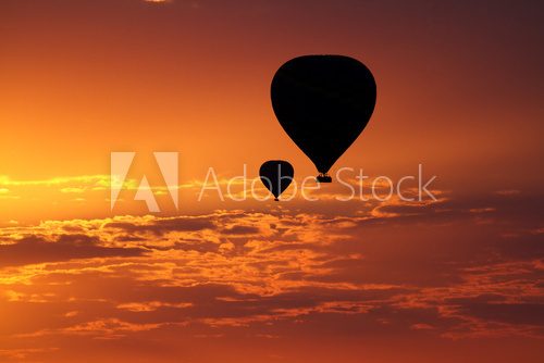 Fototapeta Balony latające w porannym czerwonym niebie