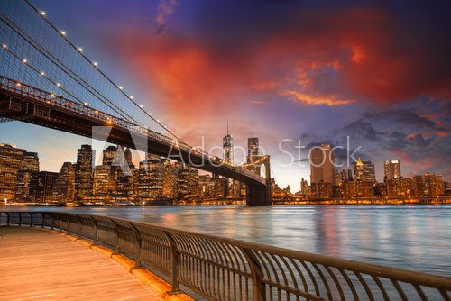 Fototapeta Brooklyn Bridge Park, Nowy Jork. Spektakularny widok na zachód słońca