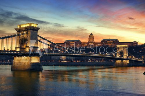 Fototapeta Budapeszt o zachodzie słońca.