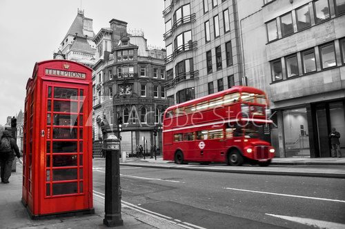 Fototapeta Budka telefoniczna i czerwone autobusy w Londynie (UK)