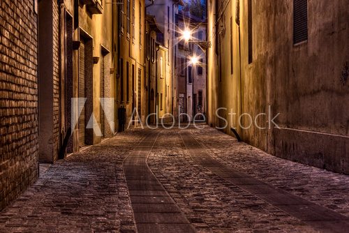 Fototapeta ciemna uliczka na starym mieście