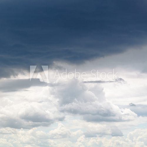 Fototapeta ciemnoszare deszczowe chmury w zachmurzonym niebie