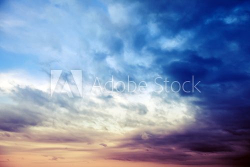 Fototapeta Ciemny kolorowy burzowy niebo z chmurą