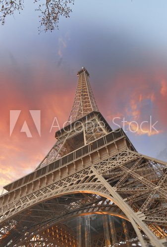 Fototapeta Cudowne kolory nieba nad Wieżą Eiffla. La Tour Eiffel w Paryżu