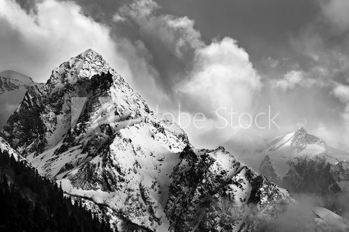 Fototapeta Czarno-biały obraz zaśnieżonego szczytu