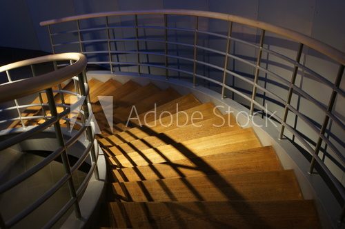 Fototapeta Drewniane schody z metalowymi fotelami