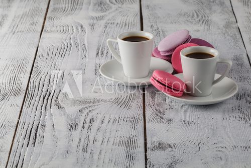 Fototapeta Dwie filiżanki czarnej kawy z pysznymi makaronikami