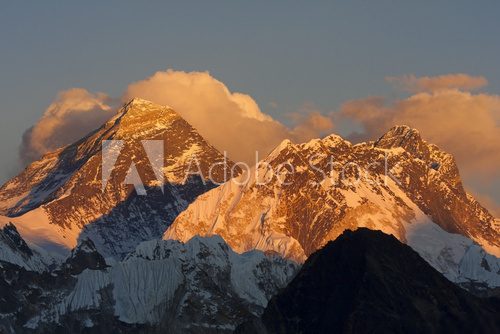 Fototapeta Everest o zachodzie słońca z Kala Pattar w Nepalu.