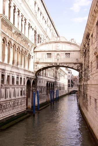 Fototapeta Fosą przez uliczki Wenecji