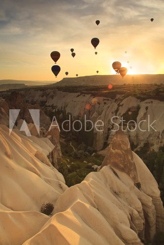 Fototapeta Gorące powietrze balon nad rockowymi formacjami w Cappadocia, Turcja