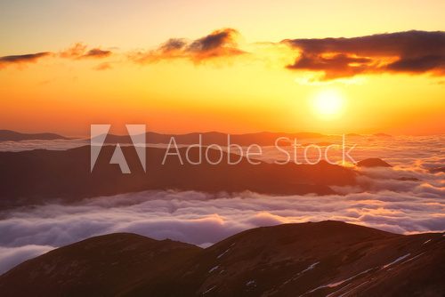 Fototapeta Górska dolina podczas zachodu słońca. Piękny naturalny krajobraz