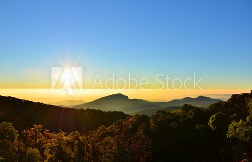 Fototapeta Górski krajobraz o wschodzie słońca