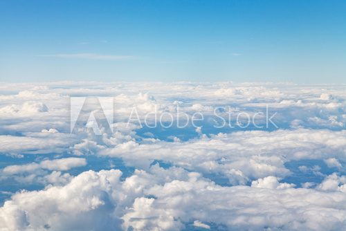 Fototapeta horyzont powyżej białe chmury w błękitne niebo
